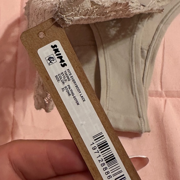 Skims Fits Everybody Lace Thong - Picture 3 of 4